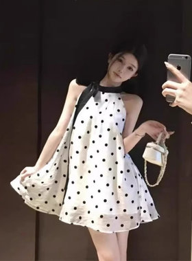温柔风波点法式挂脖连衣裙