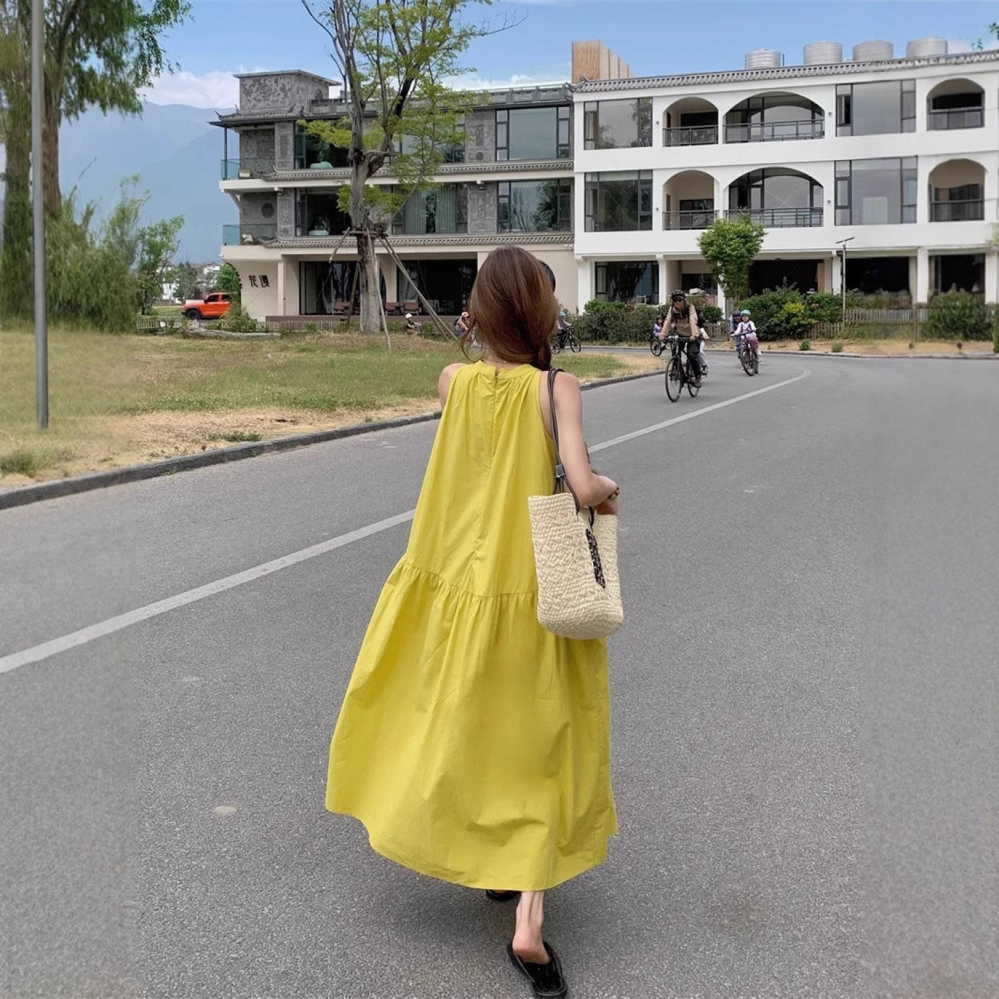 法式黄挂脖露肩连衣裙