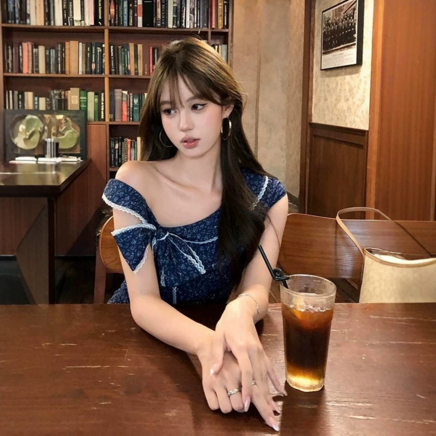 独特漏肩掐腰显瘦连衣裙