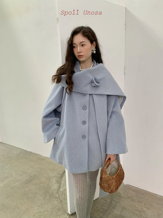 Spoii Unosa原创设计雾霾蓝立裁花朵氛围感温暖围巾大衣