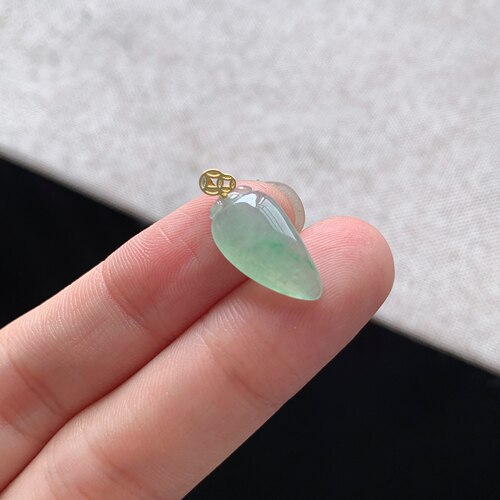 18K金镶嵌飘绿翡翠福瓜吊坠