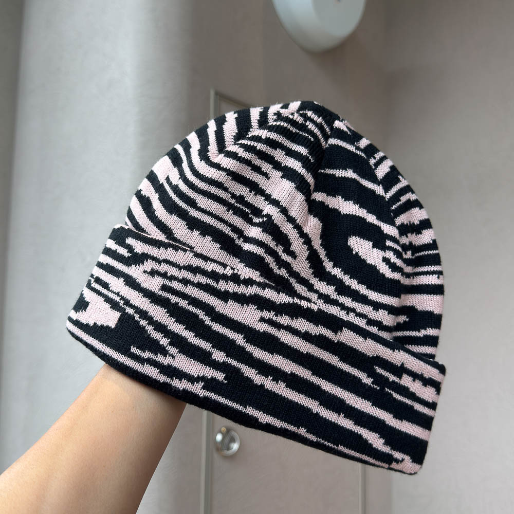 2025新款个性斑马纹针织毛线帽子男女秋冬保暖显白双层包头冷帽潮