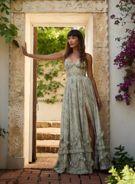 性感收腰开叉花边吊带裙 Waist-cinching slit lace halter dress