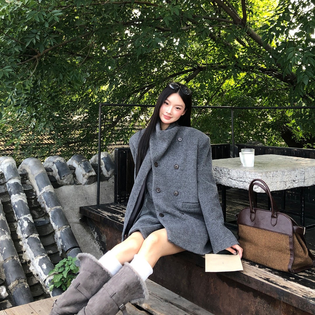 红人馆羊毛大衣女款2025新款秋冬季斗篷灰色夹棉呢子短款毛呢外套