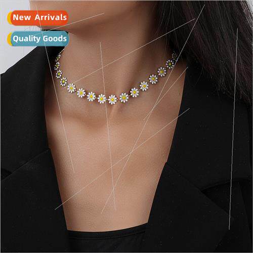 Europe fashion new retro small daisy small yellow flower nec