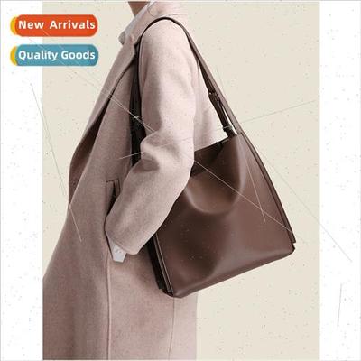 2023 Europe new bucket bag leather commuter bag large capacy