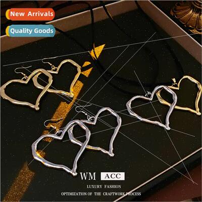 Korea niche hollow metal love heart necklace fashion collarb