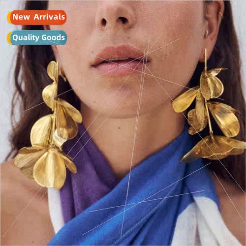 Creative sense metal hollow flower earrings retro vacation e