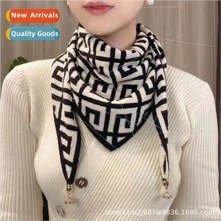 New knted scarf Milan small gold ball magnetic button knted