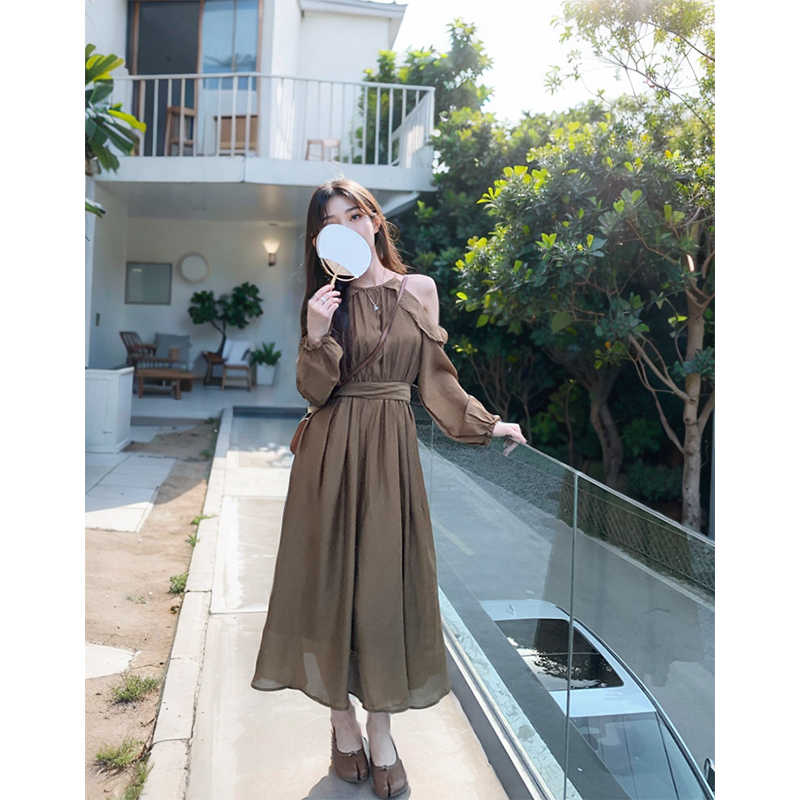 吊带露肩仿天丝垂坠感连衣裙女长袖气质收腰显瘦挂脖长裙子早秋款