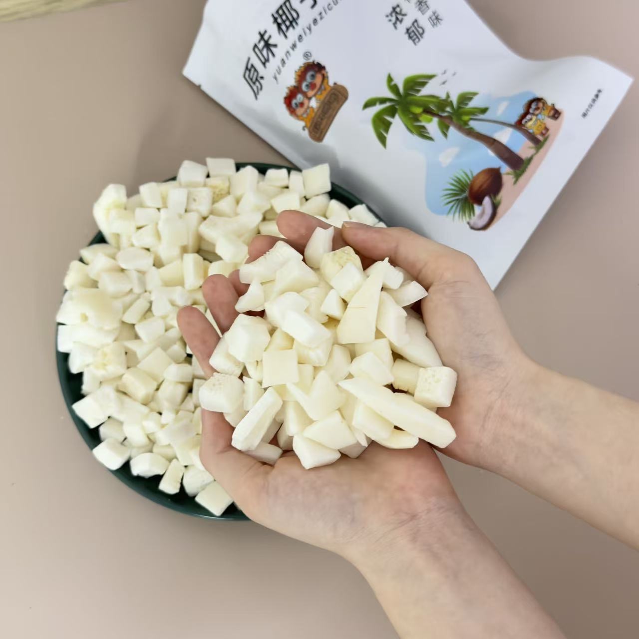 减肥解馋小零食海南特产原味椰子块椰子片冻干椰肉无糖适合女神下午茶时段食用低脂低卡还能作为办公室休闲零食满足日常解馋需求
