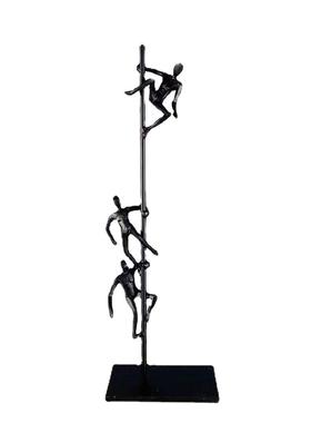 简约现代黑色金属攀爬人物雕塑创意摆件样板间玄关桌面装饰品
