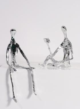 现代样板间工作室直播间金属电镀抽象铸铁看书小雕塑人物工艺品