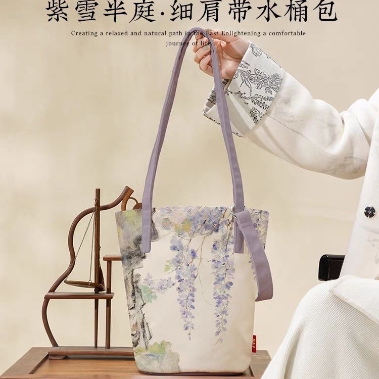 原创明月堂国风新中式紫藤花水桶包单肩斜挎包手提通勤女春夏文创