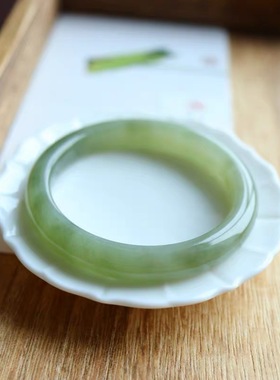 和田玉手镯冰晴水湖水绿飘花宽条玉镯青白玉大圈口葡萄肉青海料