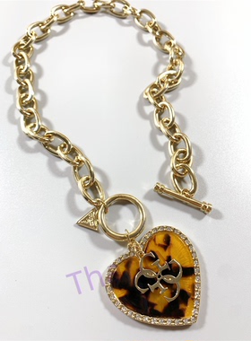 树脂豹纹爱心坠短项链GUESS打标