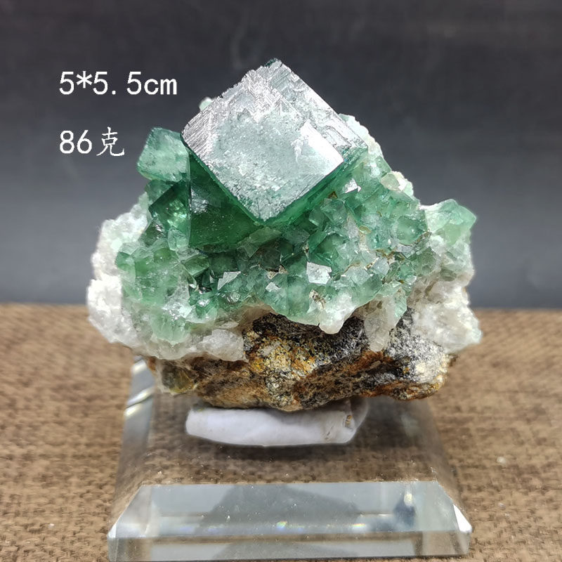 天然马达加斯加日光萤石原石绿色矿物标本科普教学观赏办公摆件