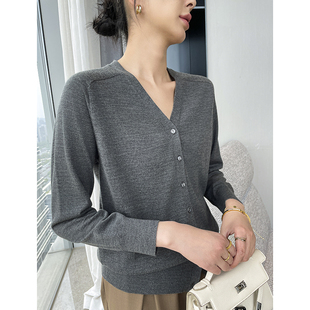 2025新款100%杨子纱精纺羊毛马鞍肩V领开衫女宽松显瘦针织毛衣衫