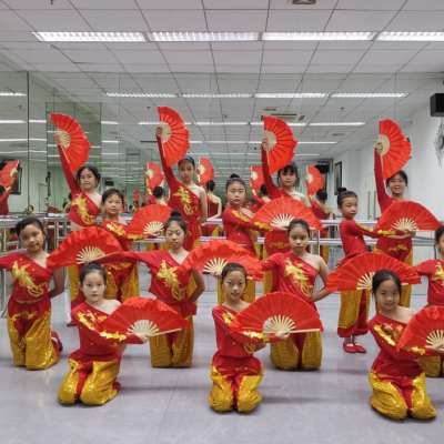 少年志舞蹈服装儿童民族扇子演出服中国风红色古典中小学生表演服