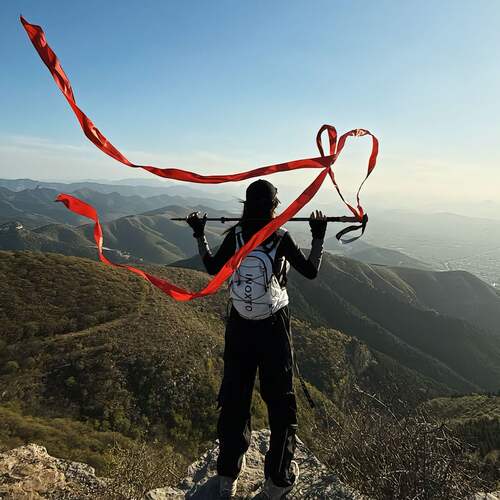 登山杖拍照红飘丝带爬山