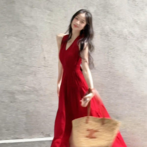 2026新款海边度假红色挂脖吊带连衣裙子女夏季高级感气质收腰长裙
