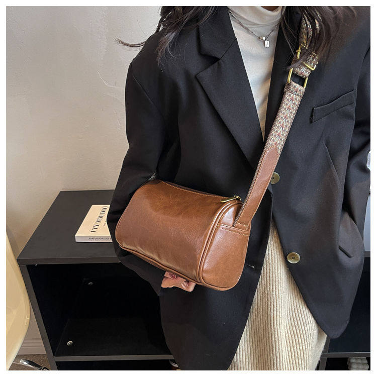 今年流行包包女大容量2025新款时尚宽带斜挎包小众网红爆款枕头包