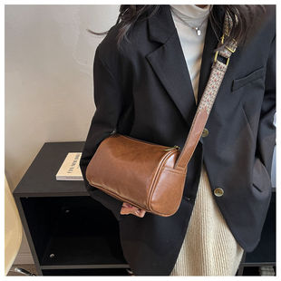 今年流行包包女大容量2025新款时尚宽带斜挎包小众网红爆款枕头包