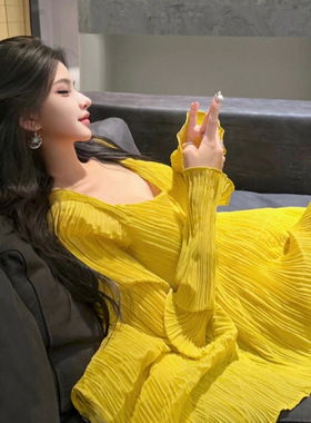 高级感黄色V领正肩长袖上衣女夏季新款盐系轻熟风气质漂亮小衫