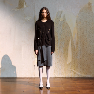 25AW别针挂坠垫肩针织小香风开衫 CHEN 女口袋简约趣味上衣 DUE