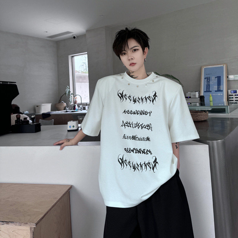 小众高级感字母印花重磅T恤男金属铆钉装饰垫肩短袖设计感五分袖,男装,时尚防晒服,淘宝优惠券,粉丝福利购,淘宝优惠卷