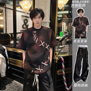黑红色喷染绑带拼接解构垫肩短袖t恤男模穿搭套装高级感解构西裤
