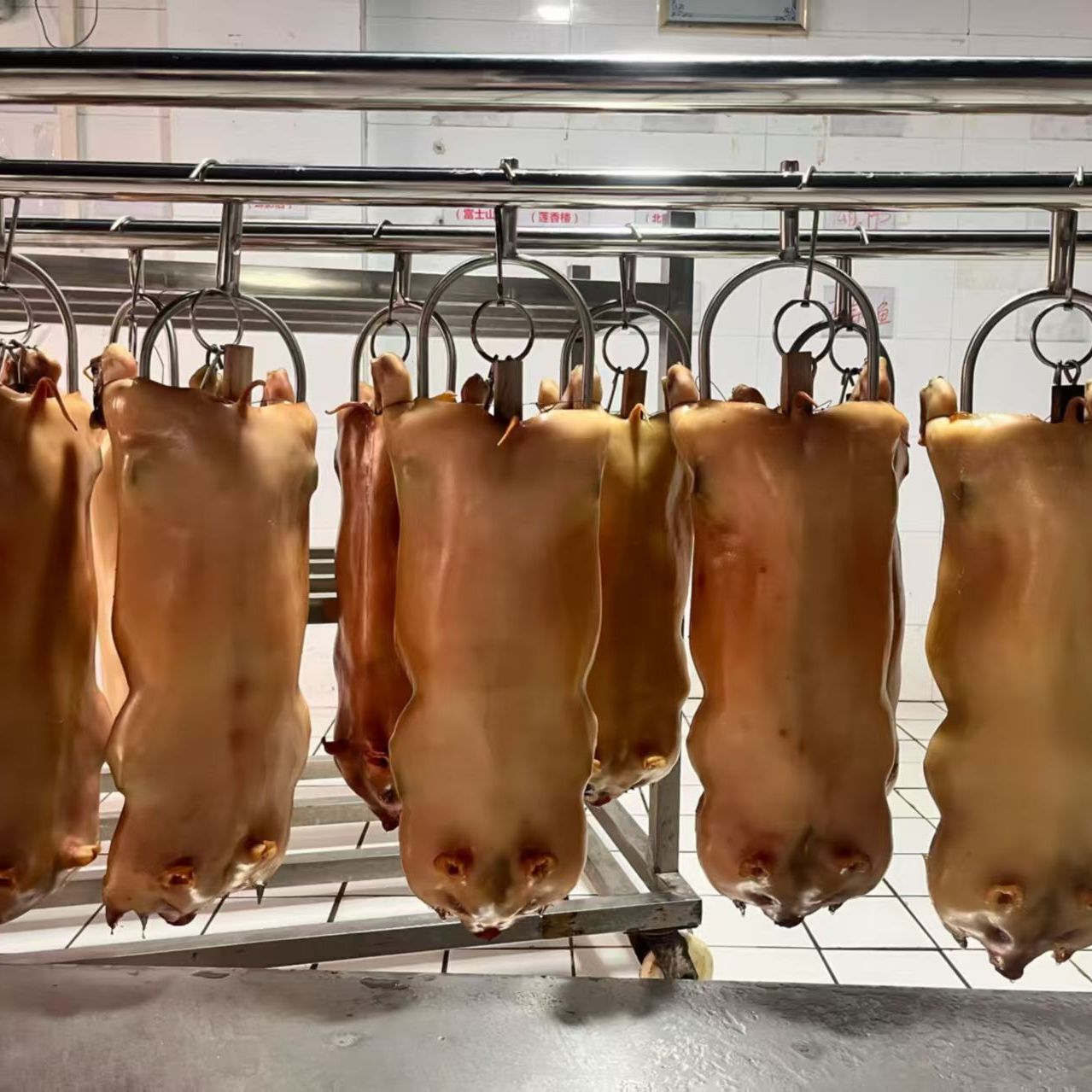 半成品乳猪坯网红脆皮烤乳猪整只生猪肉