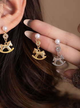 银针轻奢金色小马钱币珍珠吊坠女