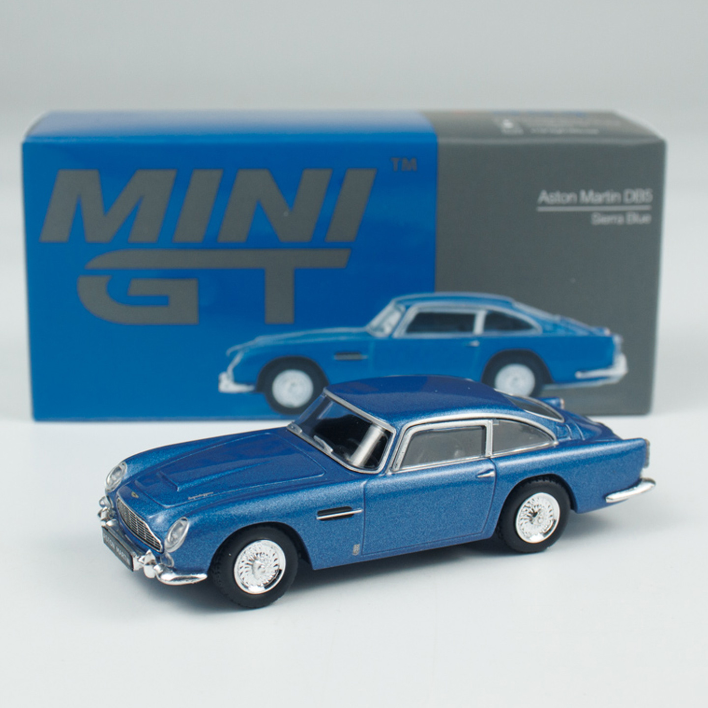MINIGT164阿斯顿马丁车模型