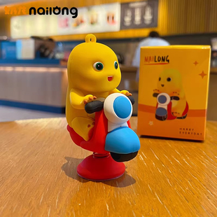 网红爆款奶龙盲盒办公室桌面摆件公仔偶潮玩手办车内装饰品车载Q9