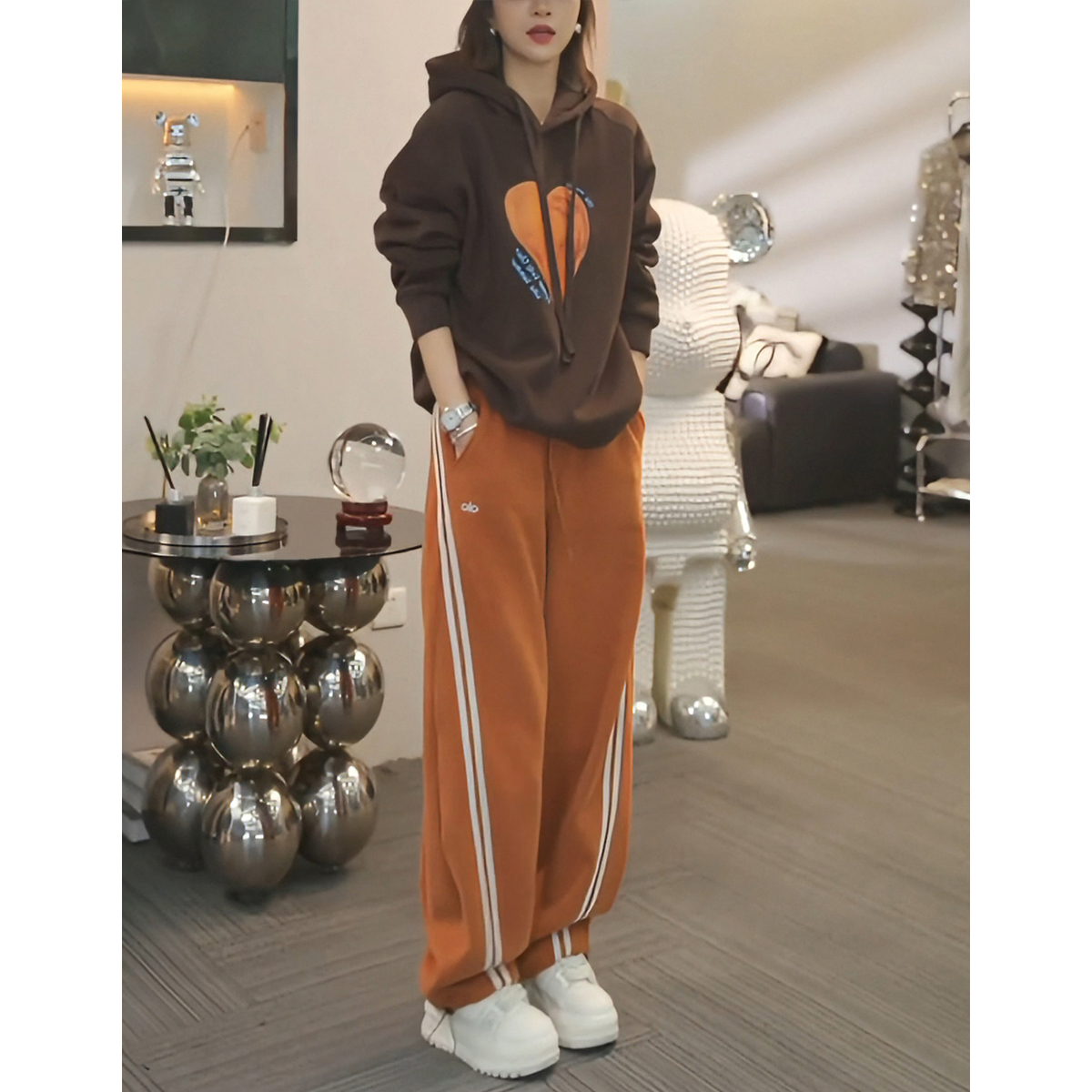 冬季穿搭2025超火新款韩系减龄休闲运动加绒连帽卫衣阔腿裤一整套