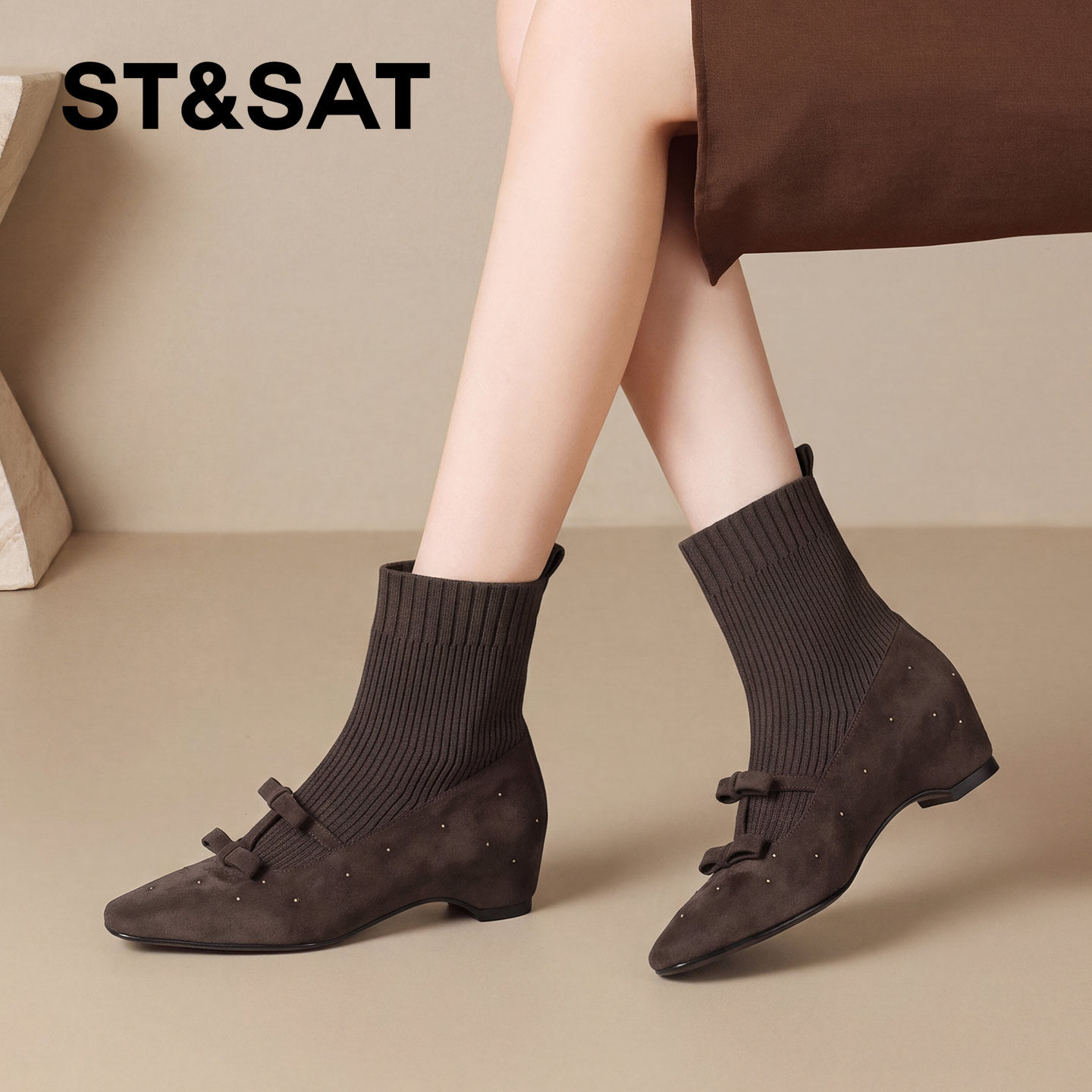 St&Sat/星期六尖头坡跟针织弹力袜靴女蝴蝶结棕色复古美拉德短靴