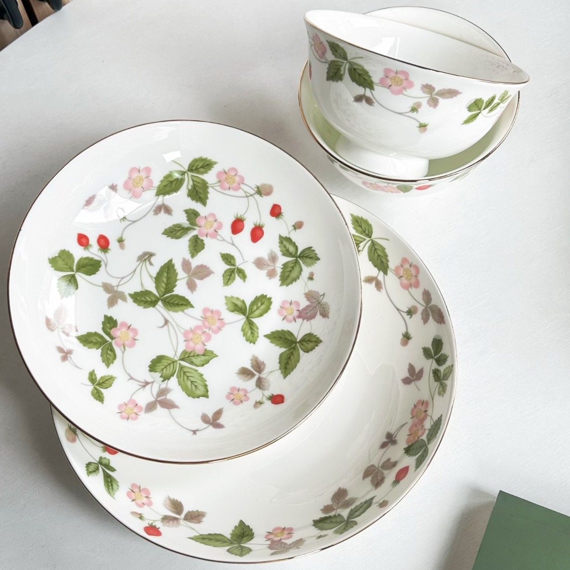 野草莓陶瓷碗碟套装新中式简约轻奢餐具家用饭碗汤碗盘子咖啡杯