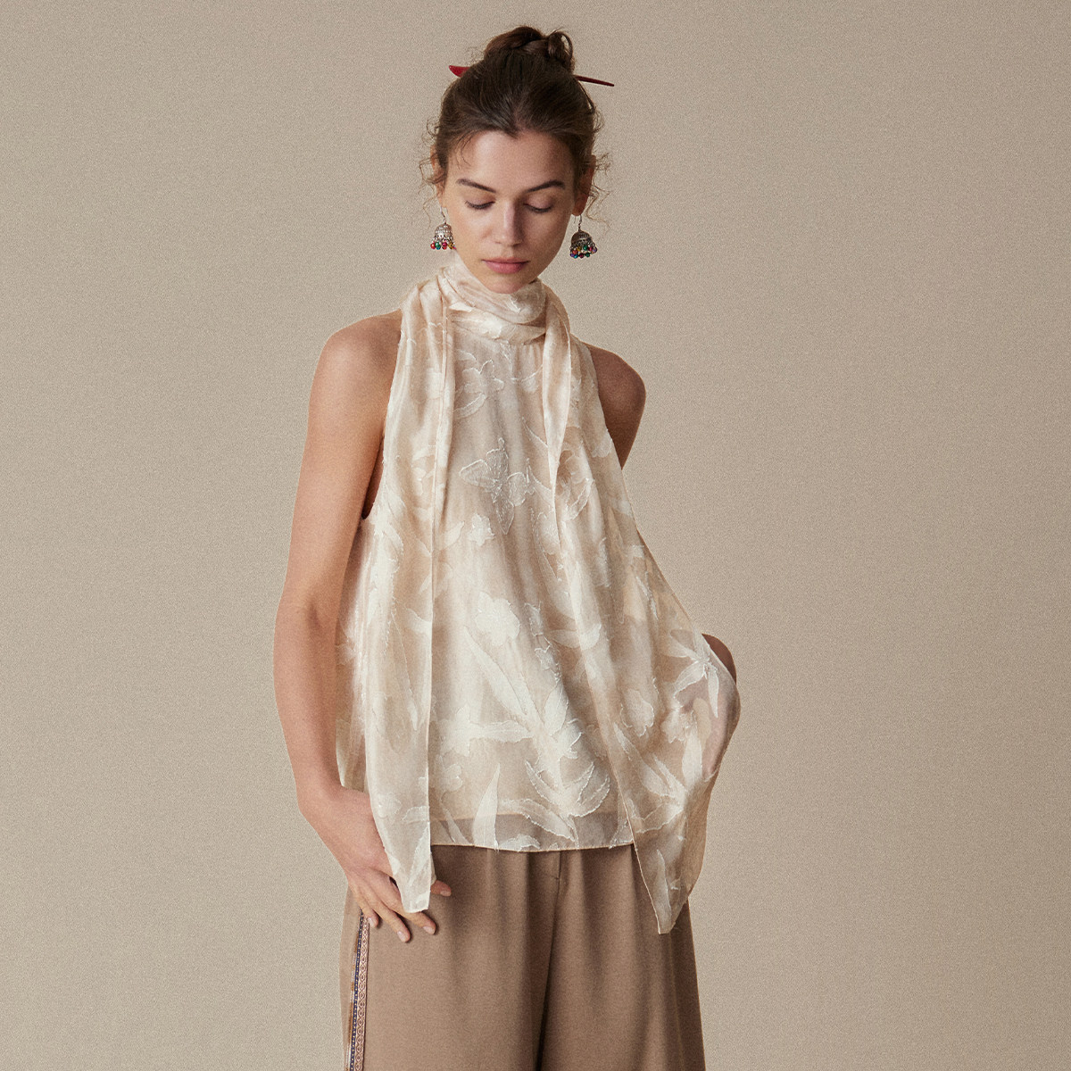 HUI卉玉兰白琉璃蓝真丝烧花飘带领无袖优雅背心上衣2026春新款,女装/女士精品,真丝上装,淘宝优惠券,粉丝福利购,淘宝优惠卷