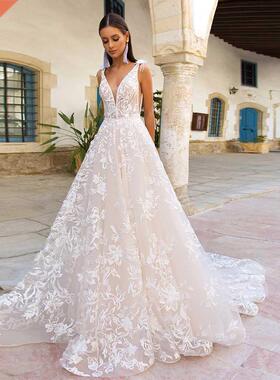 Gorgeous A-line Tulle Appliques Lace Wedding Dress for Bride