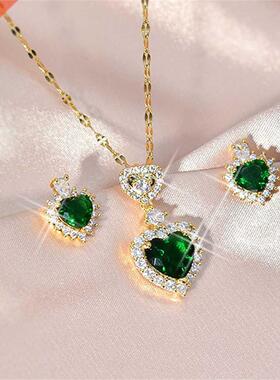 Luxury Design Women‘s Heart Crystal Encrusted Pendant Neckl