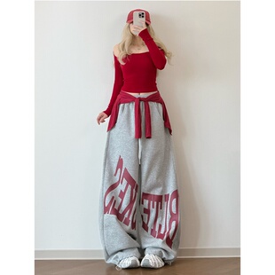 XXBUNI灰拼红字母印花休闲跳舞裤子女＋显白露肩镂空红色jazz上衣