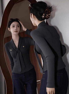 秋冬轻熟风复古灰色v领针织打底衫女内搭设计感修身毛衣长袖上衣
