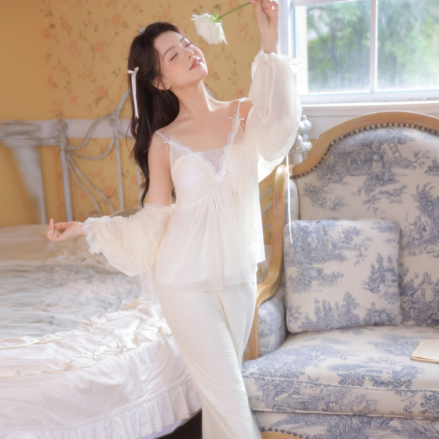 秋季莫代尔蕾丝精致居家女士睡衣秋女款2026新款带胸垫性感三件套