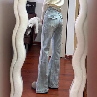 浅蓝色微喇叭牛仔裤女秋季新款高腰显瘦宽松不贴腿提花设计马蹄裤