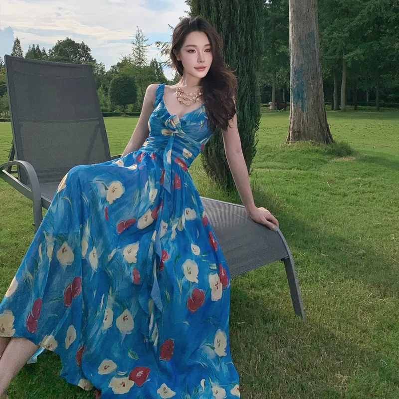 海边度假穿搭蓝色领碎花连衣裙子女夏季收腰露背大裙摆沙滩长裙