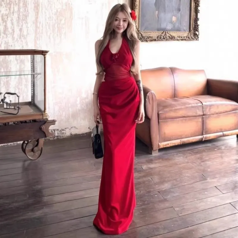 红色花朵露背挂脖连衣裙女夏季礼服裙纯欲修身裙子设计感包臀长裙