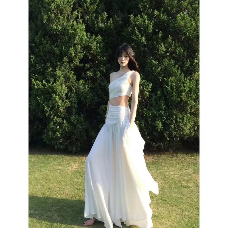 法式白色无袖斜肩连衣裙女夏季新款时尚设计感长裙度假风裙子女装