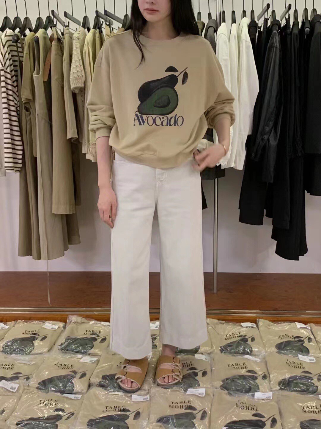 杭州四季青 fueeh 秋冬新款显瘦牛油果圆领卫衣 女