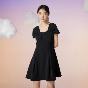 Lucidy/鲁思蒂黑色短袖连衣裙2024新款女夏季方领气质显瘦A字裙子